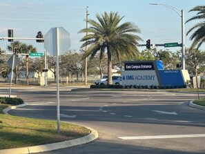 Eine Kreuzung mit einem großen Schild für den Eingang zum East Campus der IMG Academy.
