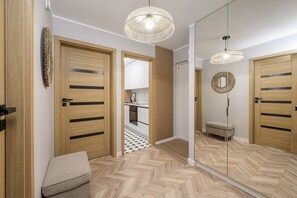 Ein modernes Interieur mit Holztüren, einer Küchenzeile und einer Sitzbank.