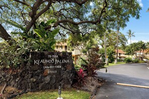A stone sign with contact information for Keauhou Palena, Units 601-1404, Office. - Keauhou Palena #604 – Peaceful 1 Bedroom, 2 Bath Kona Retreat with A/C (KAILUA-KONA)