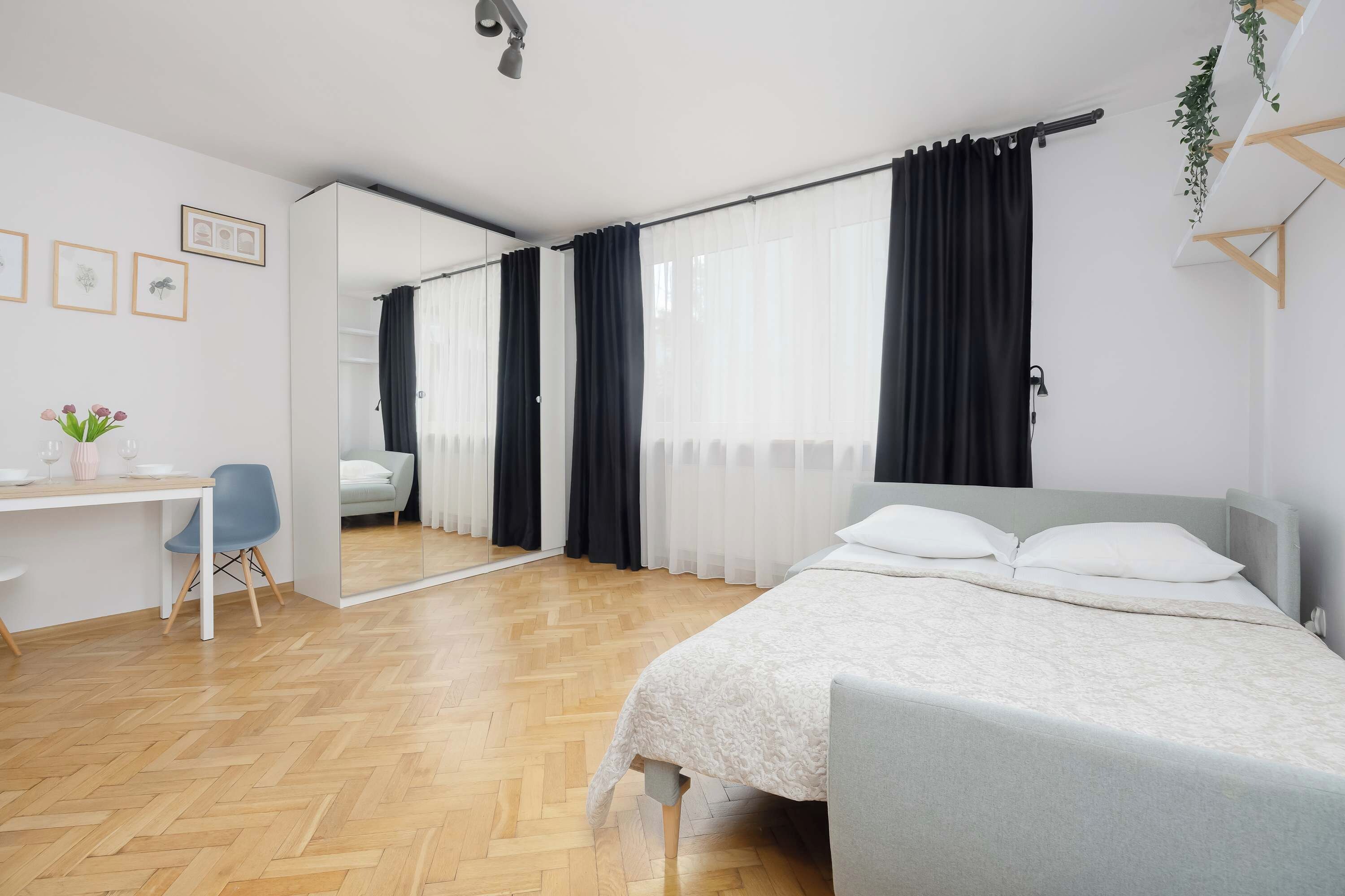 Tabla de planchar con plancha, cuna de viaje, wifi y ropa de cama 