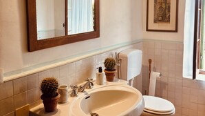 Bathroom - Vrbo Property (Cison di Valmarino)