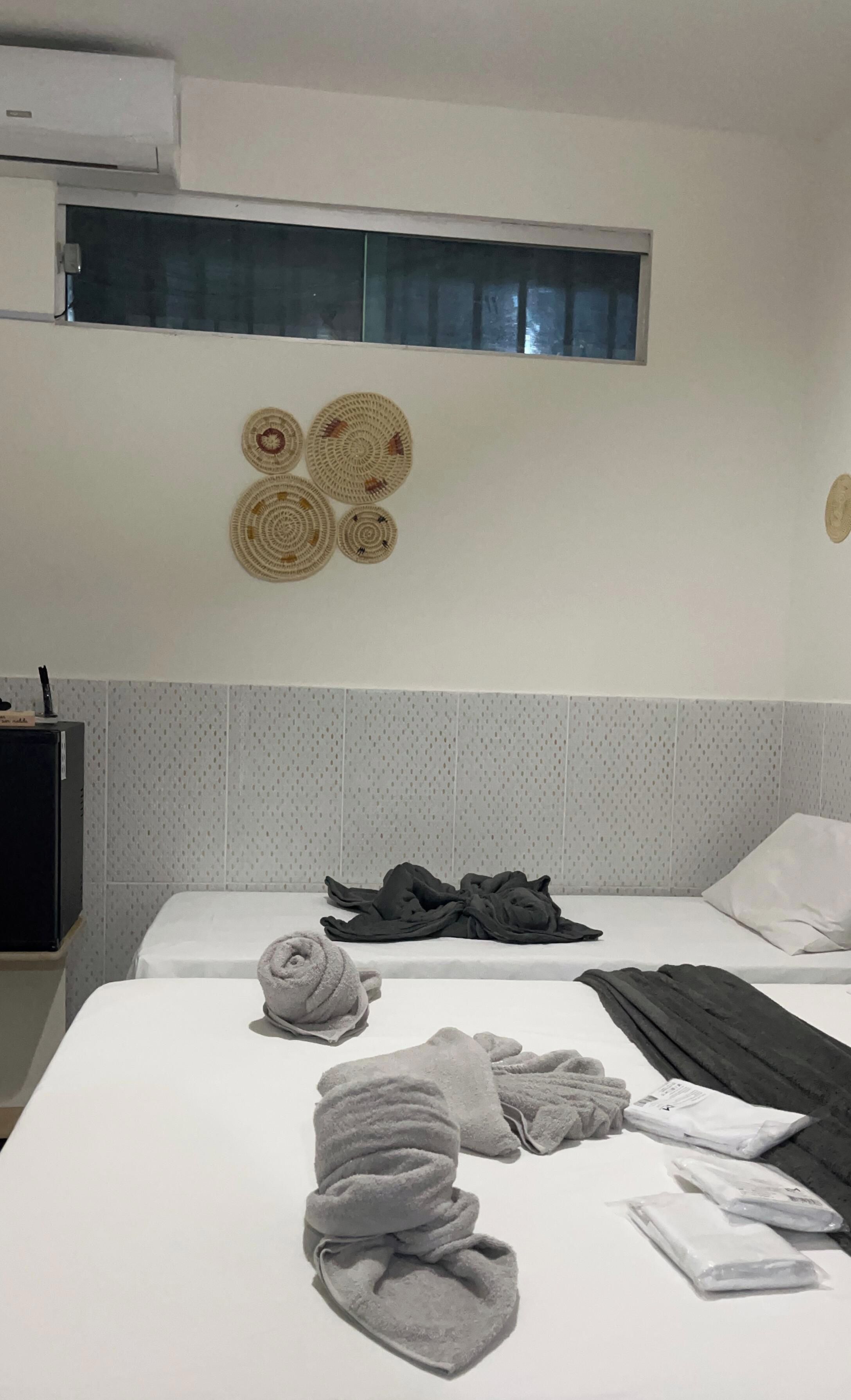 Habitación de hotel con cama, televisión de pantalla plana y aire acondicionado de pared.