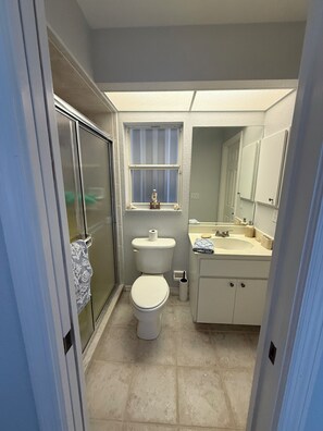 Ein Badezimmer mit Toilette, Waschbecken und Dusche.