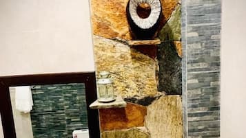 Ilmaiset hygieniatuotteet, hiustenkuivaaja, tohvelit, pyyhkeet