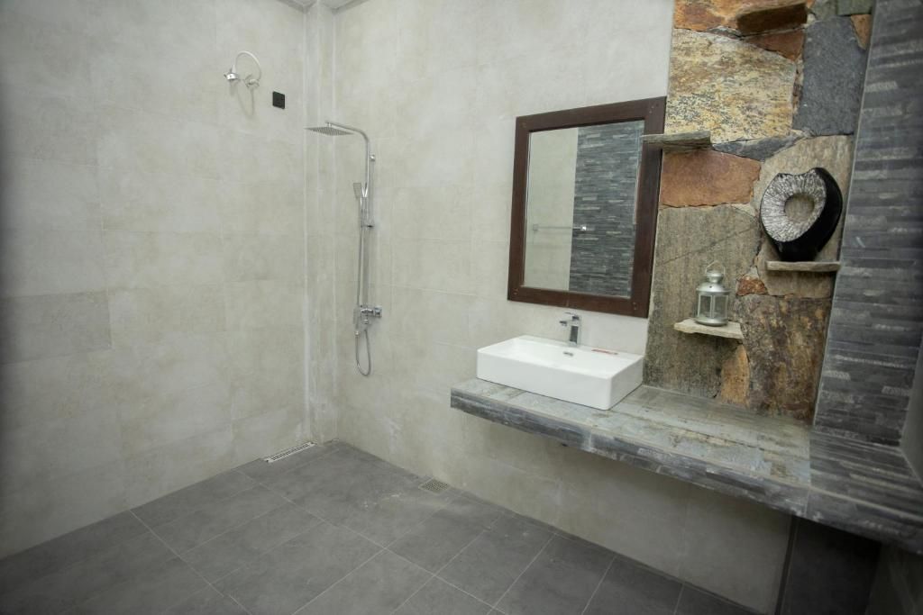 Deluxe Double Room, Garden View | Bathroom | Free toiletries, hair dryer, slippers, towels