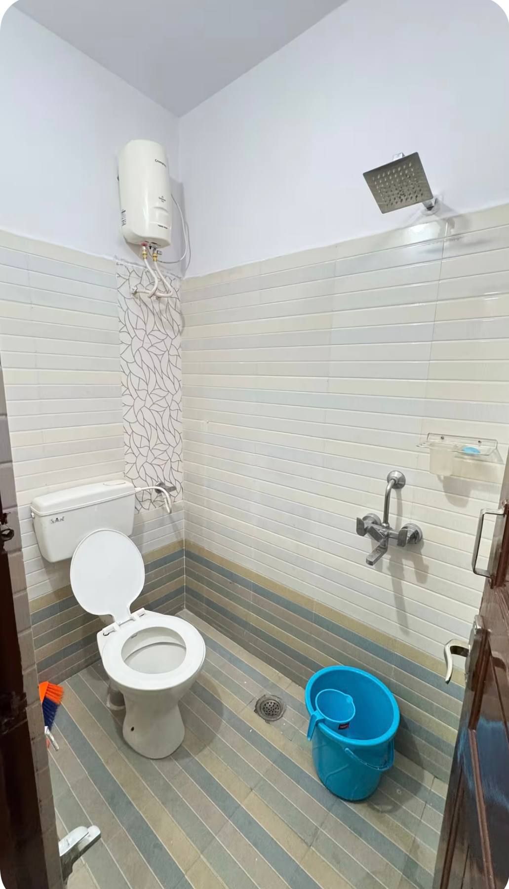 Sèche-cheveux, bidet, savon