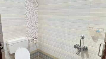 Sèche-cheveux, bidet, savon