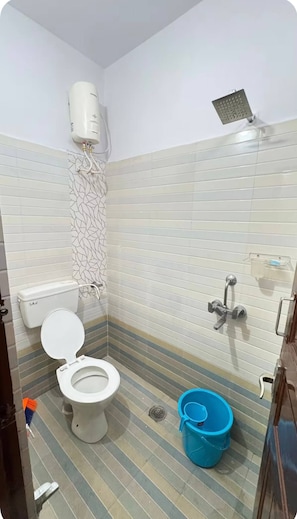 Secadora de cabello, bidet, jabón 
