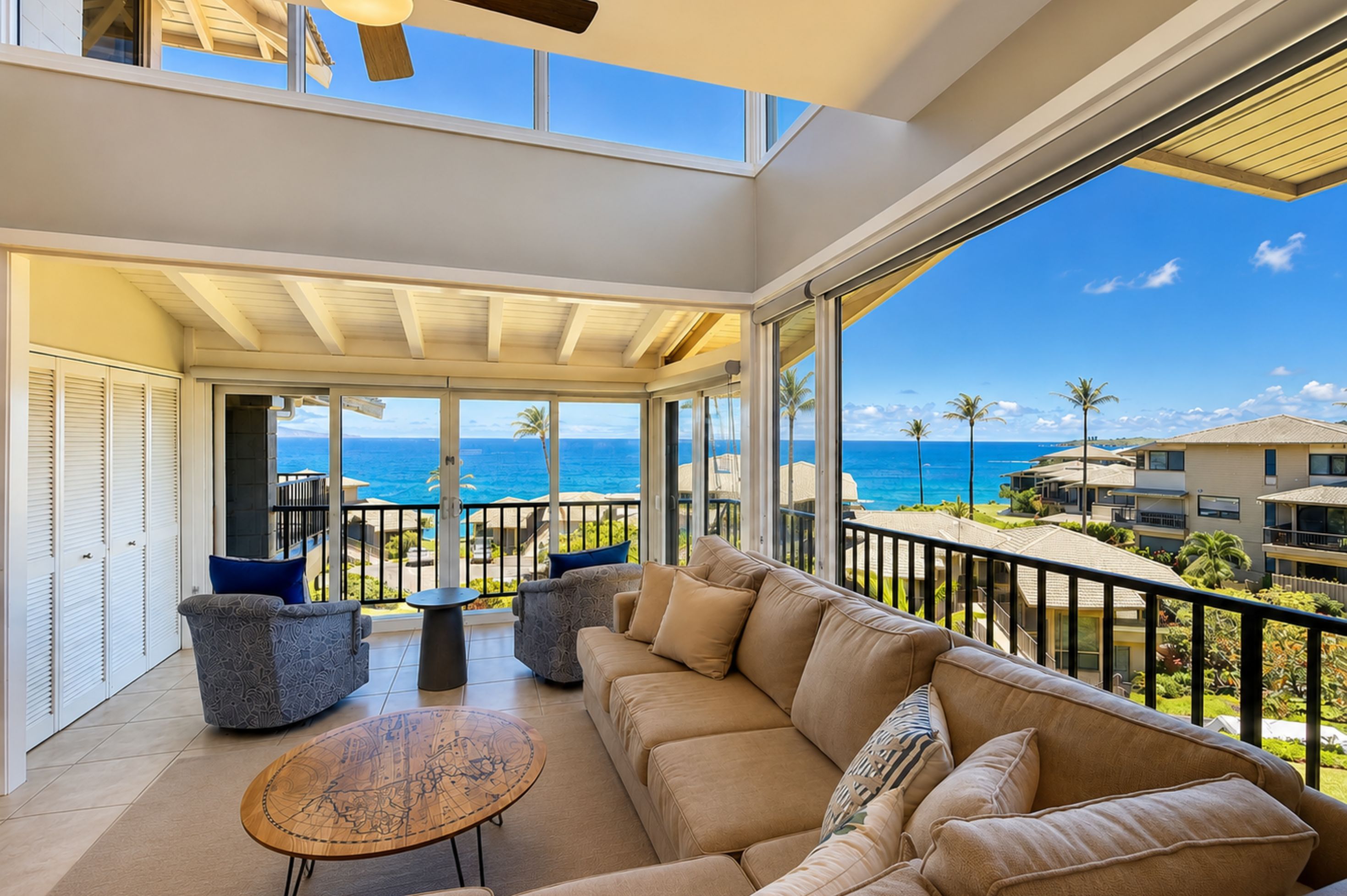 Un balcon spacieux offrant une vue sur l’océan, aménagé avec un canapé, des fauteuils et une table basse.