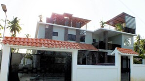 A multi-story residential building with a tiled roof, large windows, and a gated entrance. - Santa Capuza 2 (Sánchez  las garitas)