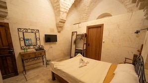 A room with a bed, a wooden dresser, a mirror, a television, and a wardrobe. - Casa Blanca otel (Şanlıurfa)