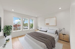 Room - Spacious 4-bedroom House Next to Train Station and DWNTWN Wheaton w/ Deck (Wheaton)