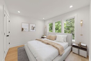 Room - Spacious 4-bedroom House Next to Train Station and DWNTWN Wheaton w/ Deck (Wheaton)