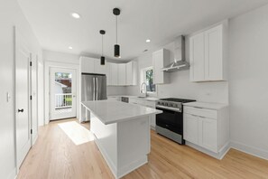 Private kitchen - Spacious 4-bedroom House Next to Train Station and DWNTWN Wheaton w/ Deck (Wheaton)