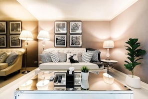 Una sala de estar moderna con un sofá, una mesa de centro y lámparas.