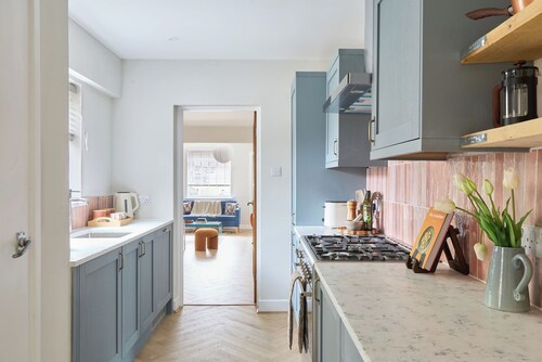 Beautifully refurbished 2-bed home with parking!