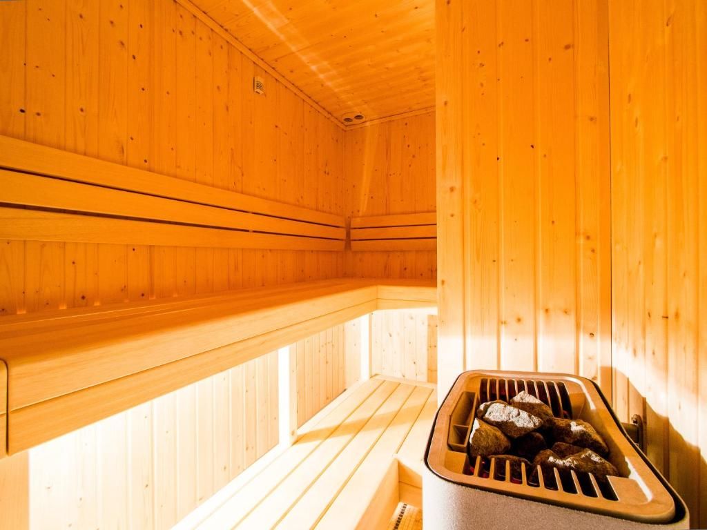 Een sauna met houten wanden en banken.