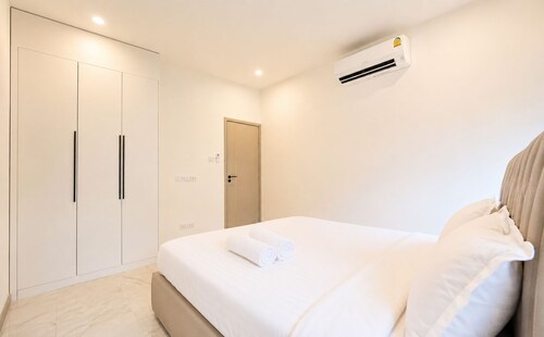 Phenomenal 4-bedroom bed & breakfast in charming Chang Wat Surat Thani