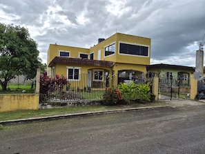 Exterior - Delightful 2-bedroom apartment with AC in Bog Walk (Bog Walk)