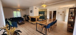 A modern living room with a fireplace, dining area, and kitchen. - L'ESTIMADA - 4 CHAMBRES - PISCINE (Argelès-sur-Mer)