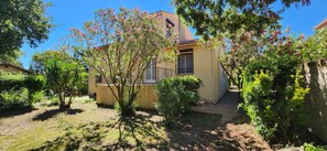 A residential building with a small balcony, surrounded by lush greenery and trees. - L'ESTIMADA - 4 CHAMBRES - PISCINE (Argelès-sur-Mer)