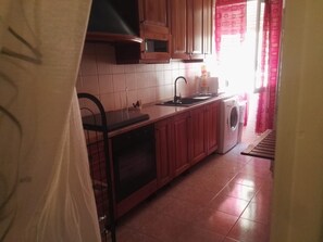 A kitchen with a dishwasher, a microwave, and a washing machine. - Apartment 'The Serendipity' (Lido di Ostia)