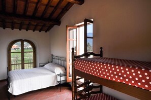 A room with a bed, a window, and a view of the outdoors. - Podere di Piero nel cuore delle colline lucchesi (LUCCA)