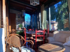 Una habitación luminosa con una mesa de comedor, sillas y un sofá.