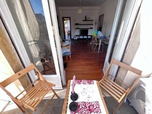 Une pièce comprenant une table à manger, des chaises et donnant sur un paysage visible à travers une porte vitrée.