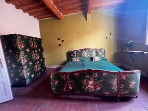 A room with a bed, a wardrobe, and a small table. - Casa Florian in the historic center (LUCCA)