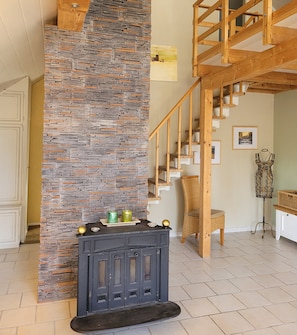 A staircase with wooden railings and a stone wall. - Apartment "Panorama" with Mountain View, Wi-Fi, and Air Conditioning (Bad Neuenahr-Ahrweiler)