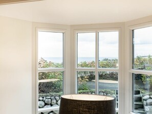 A corner room with a view of a garden and the sea. - Holiday Home With 1 Bedroom (Sylt)