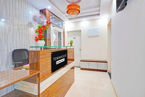 Mostrador de recepción con un letrero que indica que es una casa adosada con servicio de empresa.