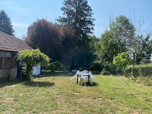 Property grounds - Lovely 3-bedroom farmhouse in Les Avenières Veyrins-Thuellin - Horse Friendly (Les Avenières Veyrins-Thuellin)