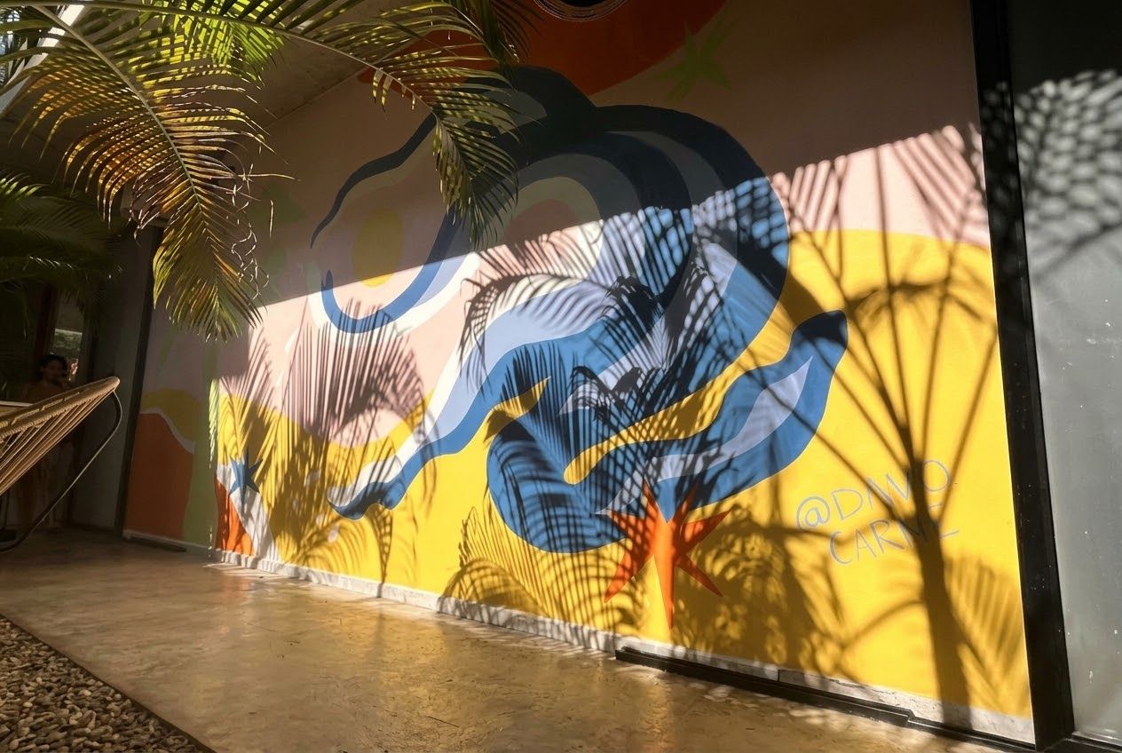 Eine Wand mit einem farbenfrohen Wandgemälde voller abstrakter Formen und Muster.