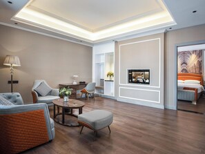 Una sala de estar moderna con una televisión de pantalla plana, asientos cómodos, una mesa de centro y una chimenea.