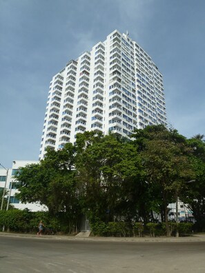 Um edifício alto com várias sacadas e um céu limpo.