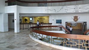 A spacious lobby with a high ceiling, a central staircase, and a reception area with a sign reading 'el Conquistador'. - Vrbo Property (Cartagena de Indias)