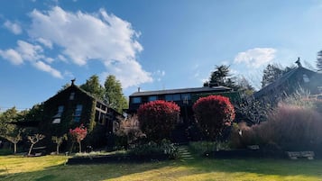 Una casa de dos pisos con jardín delantero.