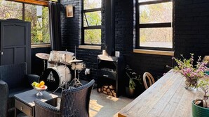 Studio, 1 Bedroom, Smoking, Fireplace | Tempat makan