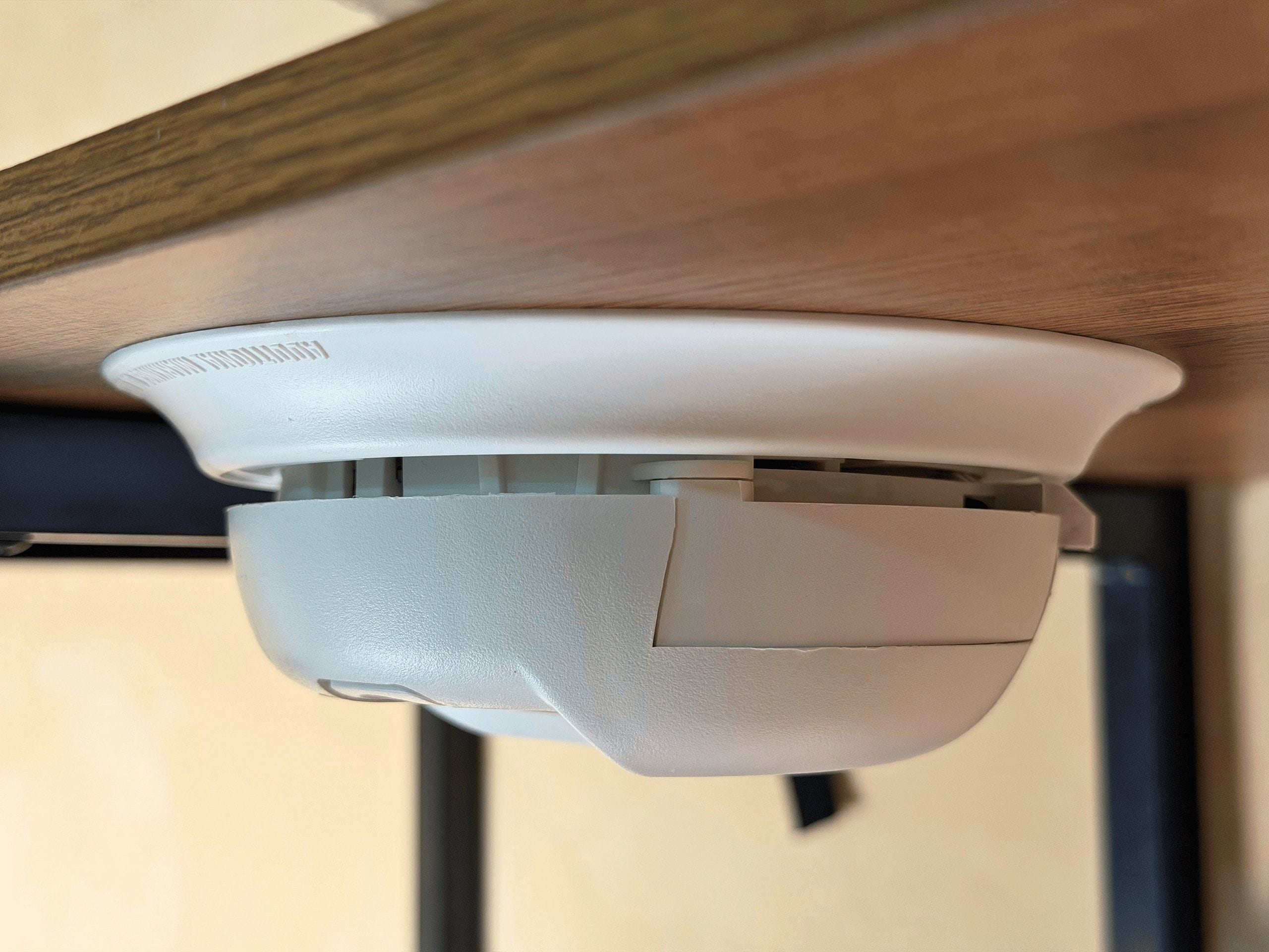 Un rilevatore di fumo montato a soffitto.