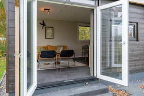 Un interior moderno con comedor, sofá y sillón.