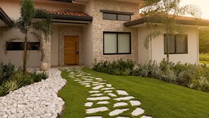 Exterior - New AC Villa in Hacienda Pinilla, 4BR, 4BA, Private pool& parking (Hacienda pinilla)