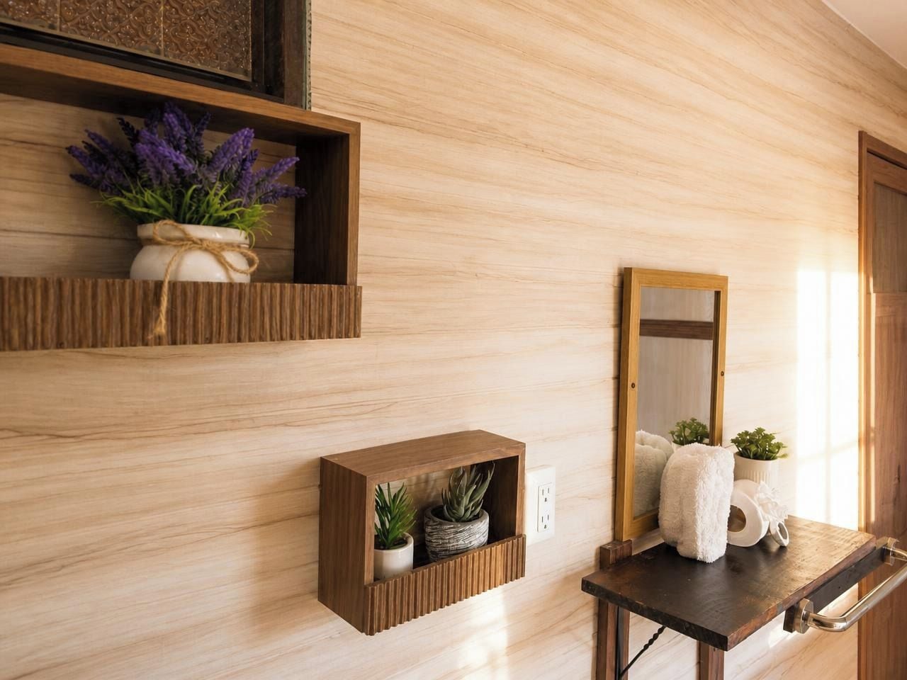 Una pared de madera con estantes empotrados que sostienen plantas y un espejo.