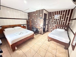 A hotel room with two beds, a desk, and a wardrobe. - Hotel Don Roberto (San Isidro de El General)