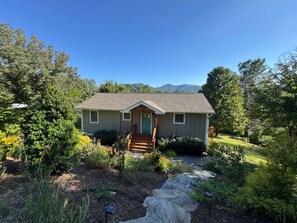 Einbungalow mit Veranda und kleinem Garten.