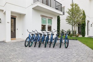 Ein modernes Gebäude mit einer Reihe Fahrrädern vor der Tür.