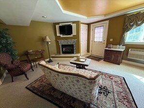 Living area - The Perfect Gettysburg Escape - Room #14 at The Inn At Herr Ridge (Gettysburg)