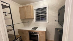 Private kitchen - Adorable 1-bedroom studio with Private Patio Garden (Vidalia)