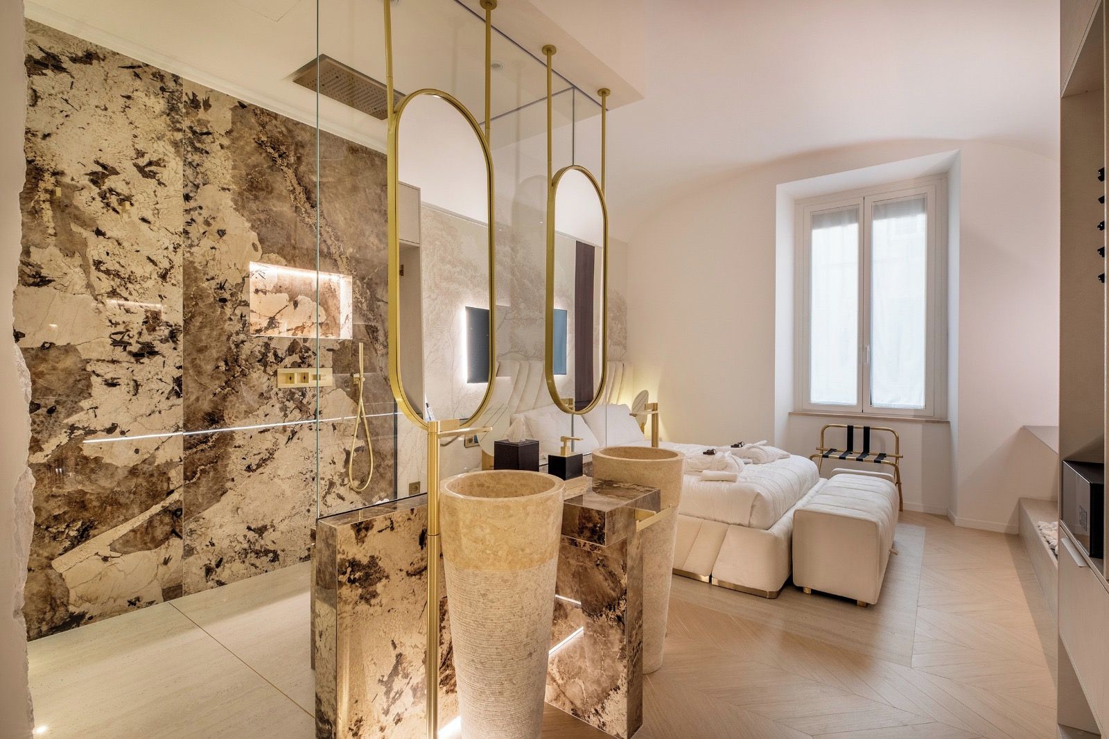 Une salle de bain moderne avec des murs en marbre, un grand miroir et une baignoire.